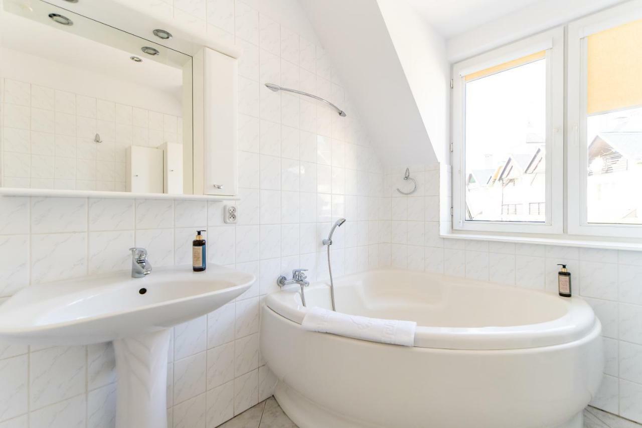 3-Bedroom Apartment Plac Neptuna By Noclegi Renters Miedzyzdroje Bagian luar foto
